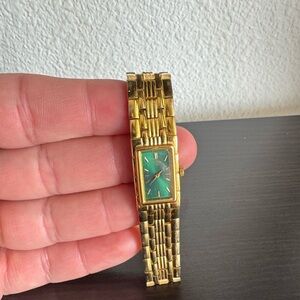 Vtg Pulsar Women V220-6330 Green Dial Gold Tone Oval Quartz Watch needs battery